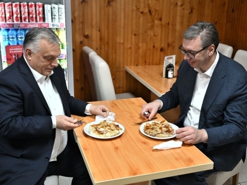 PONOVO SE ŠIRI LEGENDARNI SNIMAK VUČIĆA I ORBANA IZ VOZA: Sada video ima novo značenje