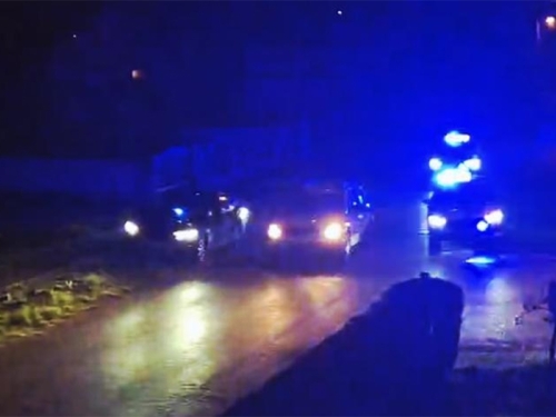 DRAMA S DRUGE STRANE BH. GRANICE: Policija na licu mjesta pokušava spriječiti tragediju, stigli i vatrogasci...