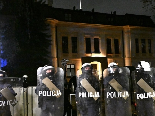 MOGUĆ DRŽAVNI UDAR U POLJSKOJ: Policija raspoređena oko Ustavnog suda, predsjednik hitno prekinuo put za Afriku, troje uhapšenih