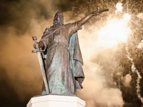 HIT NA INTERNETU: Punac Bajazita l dobio spomenik u Banjoj Luci...