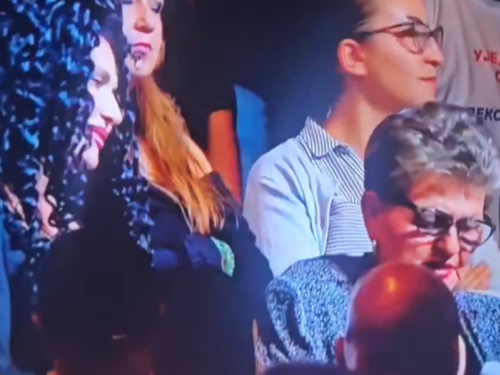 NEVIĐENA LAKRDIJA U BEOGRADU: Društvene mreže gore zbog snimka sa Vučićevog skupa, staricu gurnuli partijski diktat da čita pred kamerama...(VIDEO)