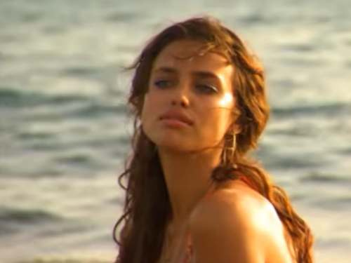 ZAVODLJIV POGLED I VITKO TIJELO: Irina Shayk ponosno pokazala obline u novom editorijalu
