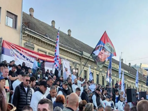MUZIKA, HRANA I ZASTAVE SA RATNIM ZLOČINCEM: Novi Sad pod opsadom autobusa i traktora zbog predizbornog mitinga Aleksandra Vučića