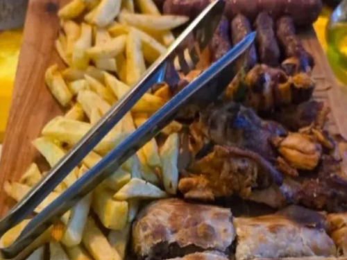 ĆEVAPI I BUREK USRED AFRIKE: Edo i Stanislav otvorili restoran, a Kenijci lude za ovim specijalitetom