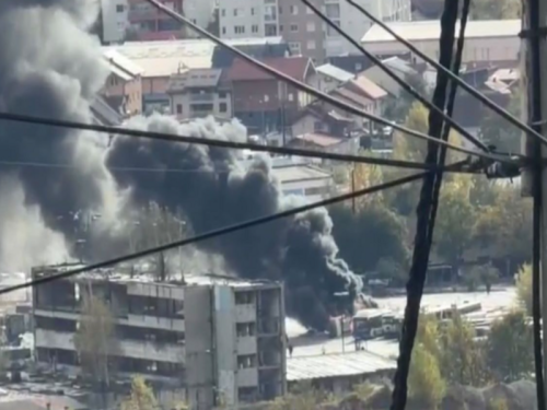 GORI U SARAJEVU: Zapalio se autobus na Stupu, gust crni dim nadvio se nad gradom