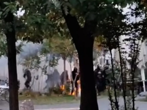 UZNEMIRUJUĆI SNIMCI: Lete Molotovljevi kokteli na sve strane, demonstranti ZAPALILI POLICAJCA (VIDEO)