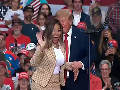 TRUMP ŠOKIRAO ISTUPOM PRED SLAVNOM REPERKOM: 'Maloprije sam vidio jednu lijepu zadnjicu, to je teško ne primijetiti'