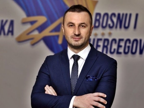 EFENDIĆ PRECRTAO PREMIJERSKE FOTELJE: 'Neću tražiti funkcije za sebe, narod je glasao kako je glasao' (VIDEO)