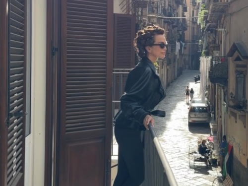 SEVERINA VRATILA MODNI HIT IZ OSAMDESETIH: U crnom od glave do pete, a jedan detalj posebno privlači pažnju... (FOTO)