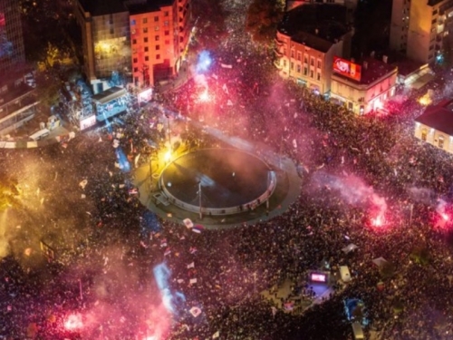 ZAŠTO KOD NAS NE MOŽE, A U SRBIJI MOŽE: Vučić nije pao s neba, iza njegovog poraza stoje...
