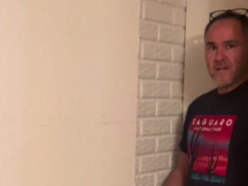 JEZIVO OTKRIĆE: Bračni par nakon četiri godine pomjerio policu za knjige i ostao u šoku, odmah su pozvali policiju (VIDEO)