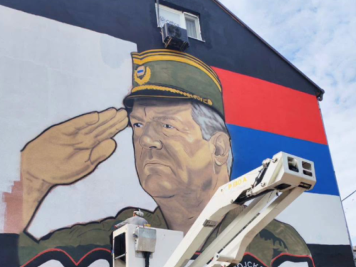 VELIČANJE RATNOG ZLOČINCA: Osvanuo mural zločincu Mladiću, okupljeni mladići poručili da je za njih heroj!