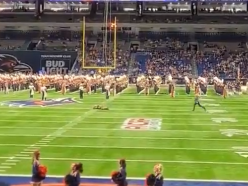 ŠOKANTNE SCENE TOKOM POKAZNE VJEŽBE: Vojnik pao s krova stadiona, publika ostala u nevjerici (VIDEO)