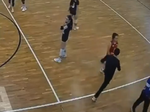UŽASNE SCENE: Trener usred utakmice žestoko udario maloljetnu igračicu (VIDEO)