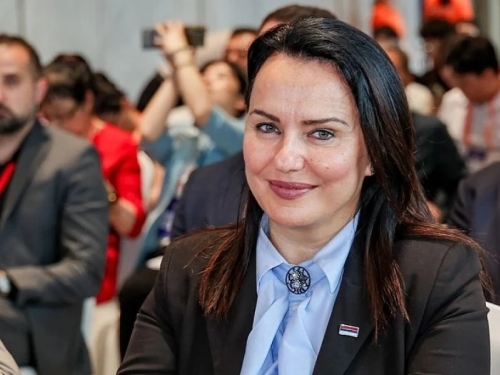VELIKI SIMPATIZER SNS-a: Načelnica Općine Jezero iz SNSD-a želi potpisati pristupnicu za Vučićevu stranku