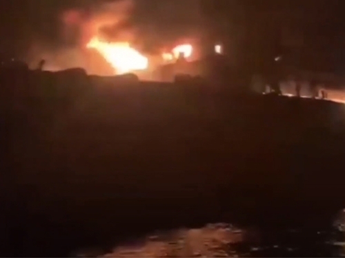 ZASTRAŠUJUĆE SNIMKE IZ HORMUŠKOG TJESNACA: Supertanker eksplodirao i zapalio se nakon udara u pomorsku minu, oglasila se IRGC...