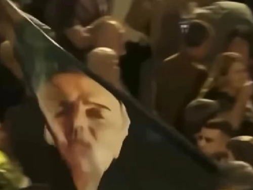INCIDENT NA SKUPU STUDENTSKE LISTE U NIŠU: Studenti došli sa zastavom s likom zločinca Ratka Mladića, okupljeni ih OTJERALI (VIDEO)