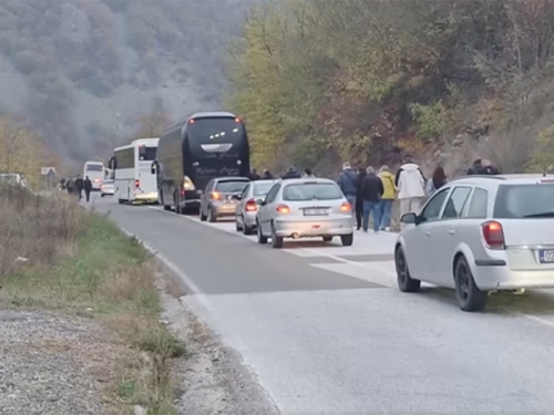 PRVE SNIMKE S LICA MJESTA: Ogromne gužve na graničnim prijelazima prema Srbiji, stižu glasači iz...